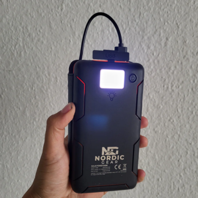 Nordic Gear Powerbank Pro - Powerbank med solceller - Techii.dk